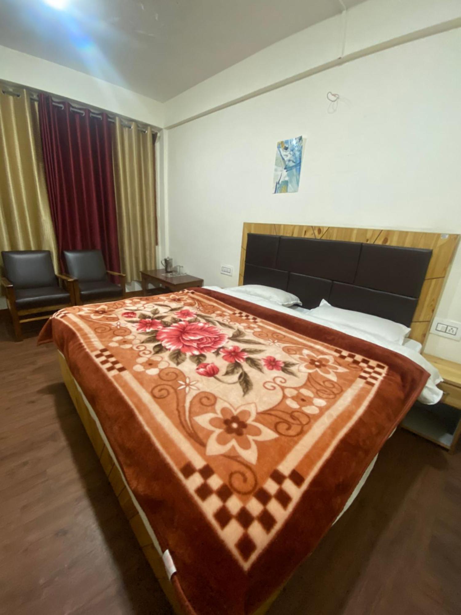 The Prasher Lodge Mall Road Manali Exteriér fotografie