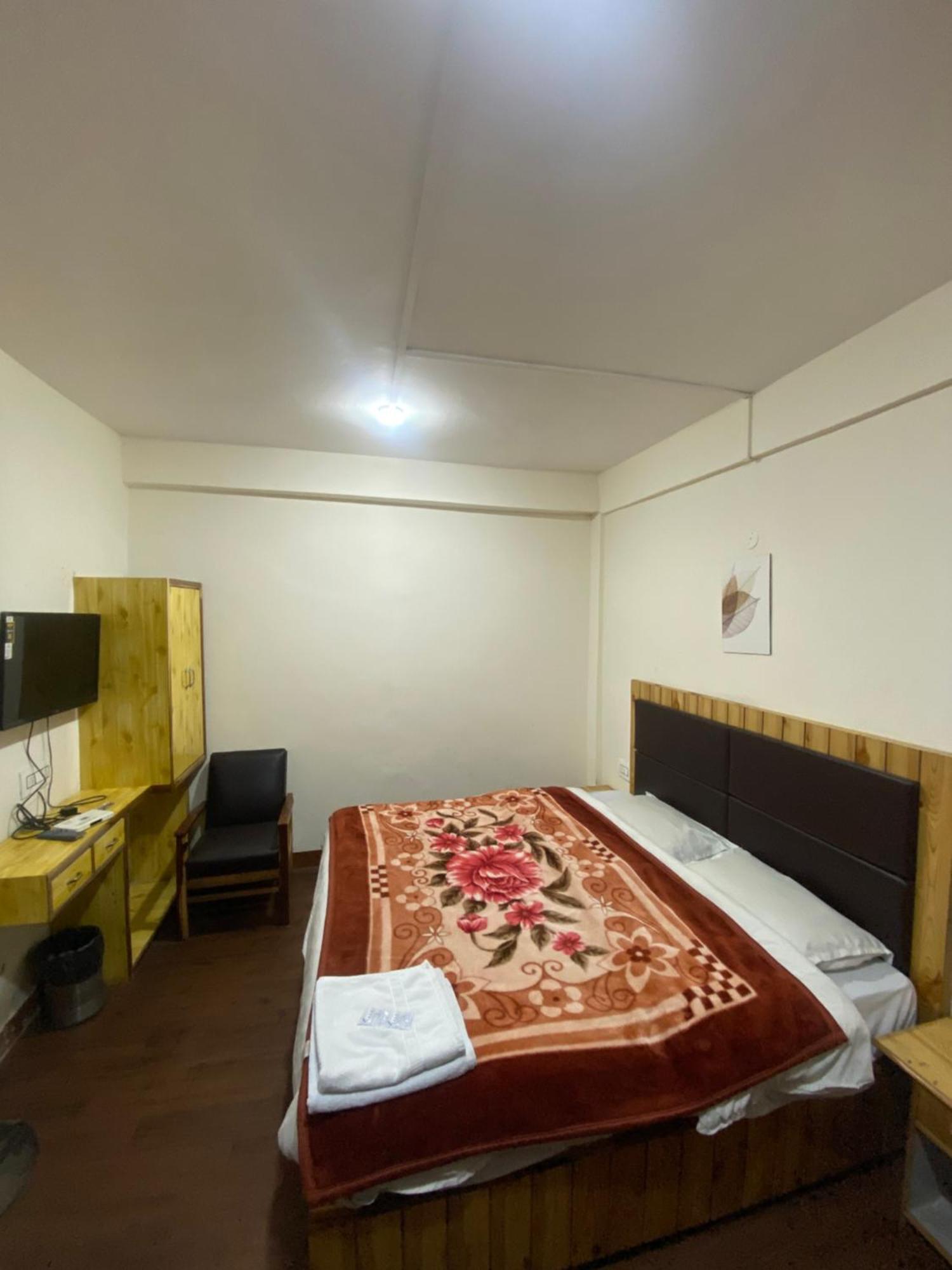The Prasher Lodge Mall Road Manali Exteriér fotografie