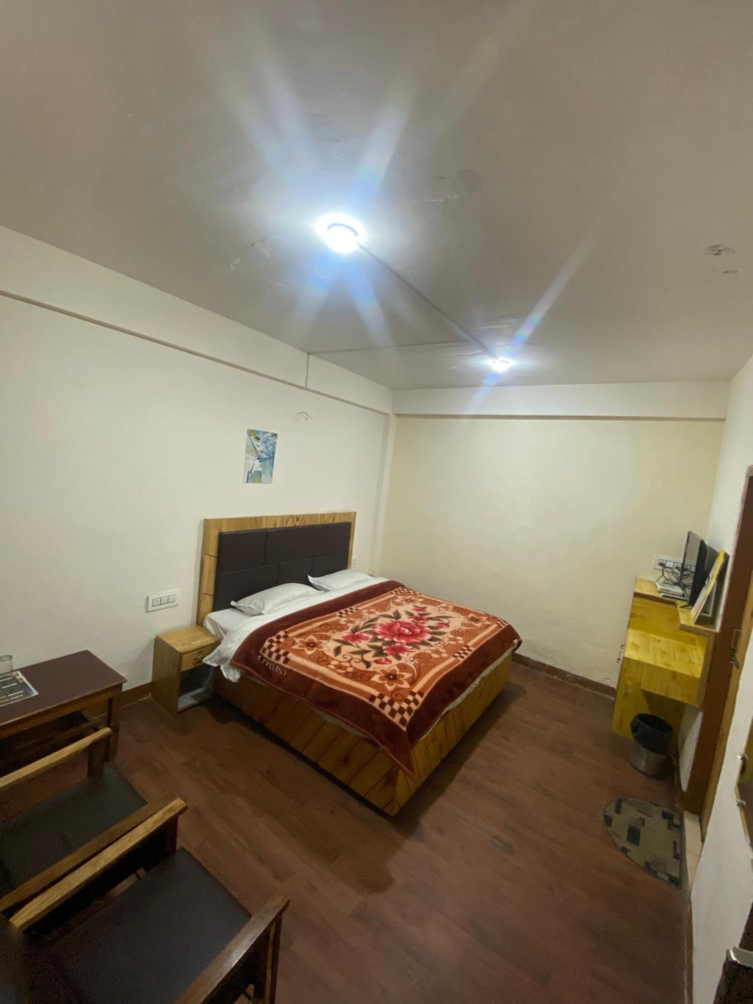 The Prasher Lodge Mall Road Manali Exteriér fotografie
