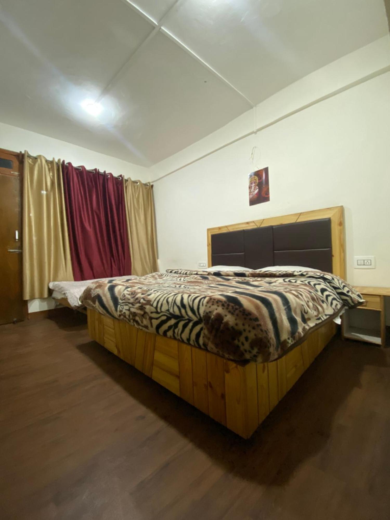 The Prasher Lodge Mall Road Manali Exteriér fotografie